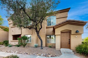 Exterior - Spacious condo in central location with mountain views, pool & gym (Tucson)