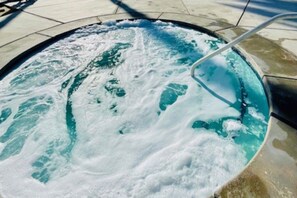 Outdoor spa tub - Inviting townhouse w/mtn. views,  community pools & spas-close to golf & hiking (Palm Springs)