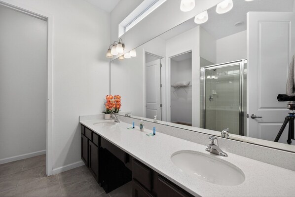 Unclassified image, 1 of 32, button