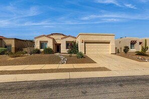 Exterior - Dog Friendly home with hot tub, large yard, grill, & gas fireplace! (Tucson)