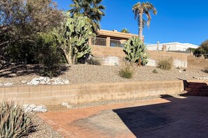 Property grounds - Dog Friendly home with hot tub, large yard, grill, & gas fireplace! (Tucson)