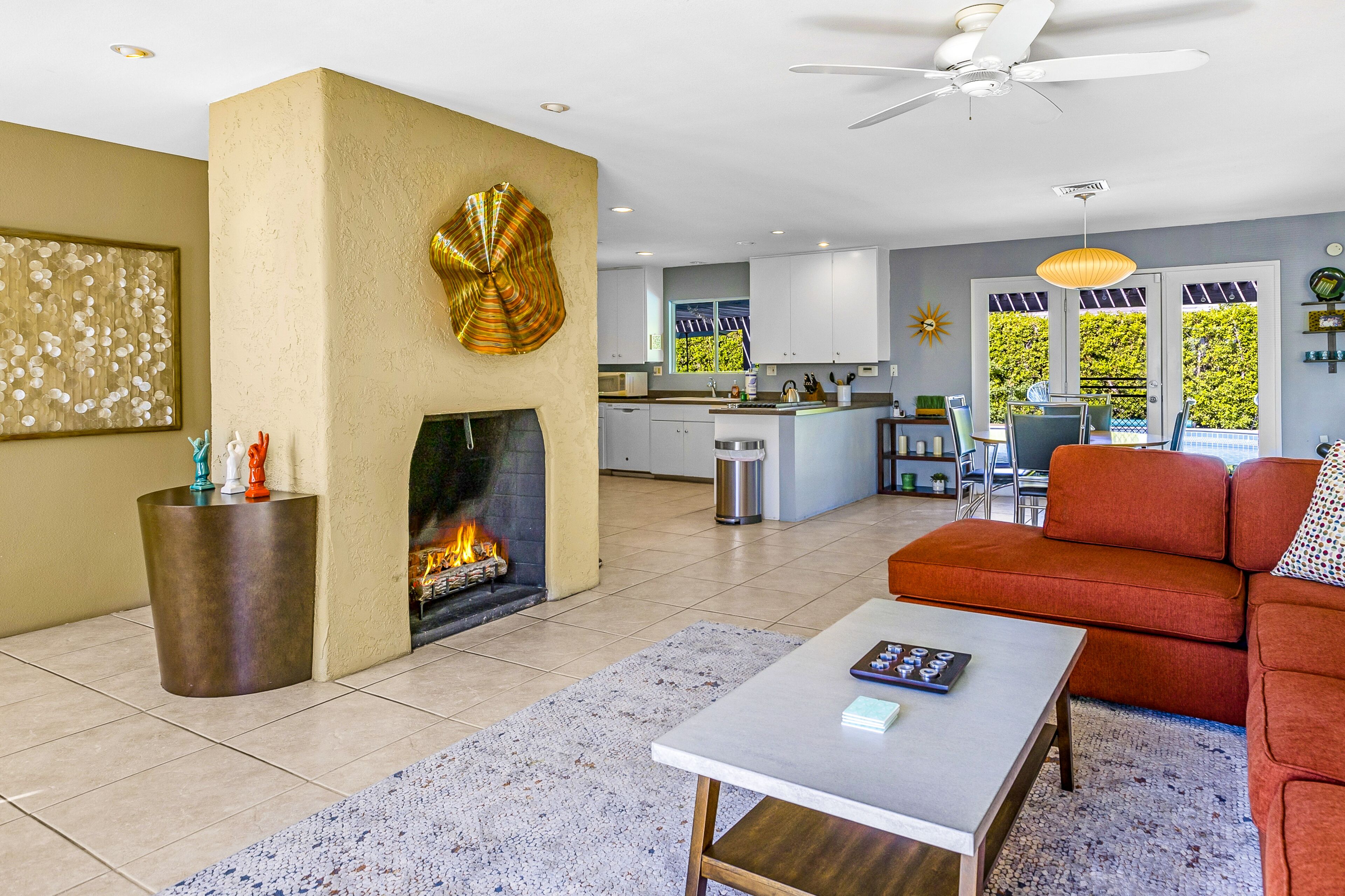 Una Smart TV, una chimenea, un reproductor de DVD