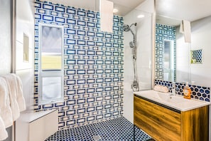 Shower, hair dryer, towels - Marvelous, Dog/Family-Friendly House w/Private Grill, Outdoor Pool, Attached Spa (Palm Springs)