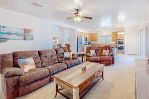 Living area - Captivating desert home with private pool, game room, grill, backyard & W/D (Tucson)