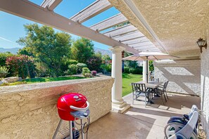 Outdoor dining - Gated resort condo with outdoor pool, hot tub, & tennis - walk to dining (Palm Springs)