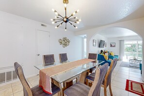 Dining - Gated resort condo with outdoor pool, hot tub, & tennis - walk to dining (Palm Springs)