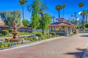 Property grounds - Gated resort condo with outdoor pool, hot tub, & tennis - walk to dining (Palm Springs)