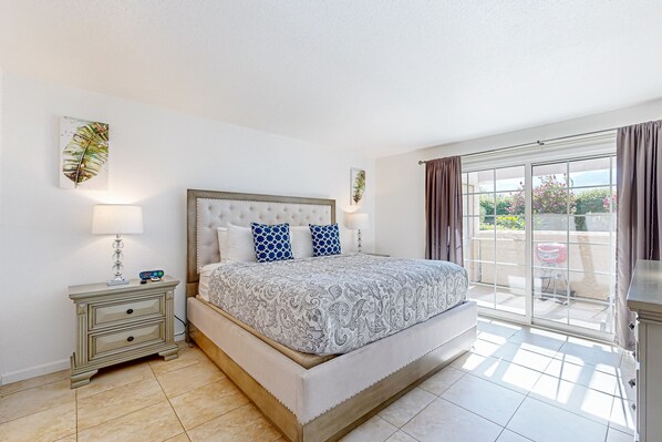 2 bedrooms, iron/ironing board, free WiFi, bed sheets - Gated resort condo with outdoor pool, hot tub, & tennis - walk to dining (Palm Springs)