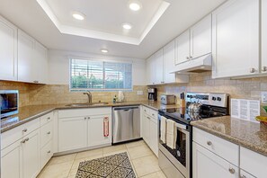 Fridge, microwave, oven, stovetop - Gated resort condo with outdoor pool, hot tub, & tennis - walk to dining (Palm Springs)