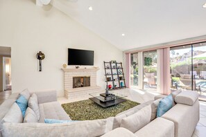 Smart TV, fireplace, DVD player - Pleasant home with private pool, spa & private gas grill - close to downtown (Palm Springs)
