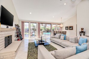 Smart TV, fireplace, DVD player - Pleasant home with private pool, spa & private gas grill - close to downtown (Palm Springs)