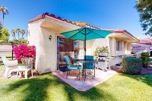 Outdoor dining - Inviting, dog-friendly condo with outdoor pool, pool spa & tennis access (Palm Springs)