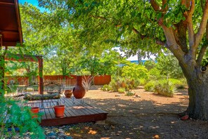 Terrace/patio - Ground-floor mountain-view home with patio, central AC & washer/dryer (Sedona)