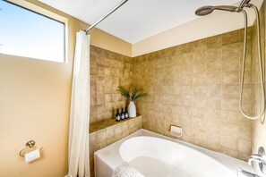 Shower, hair dryer, towels - Quiet condo near Sabino Canyon with pool, hot tub, tennis & amazing views (Tucson)