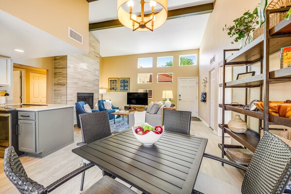 Dining - Quiet condo near Sabino Canyon with pool, hot tub, tennis & amazing views (Tucson)