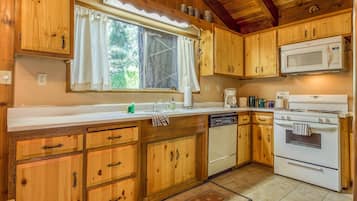 Coffee/tea maker, fridge, microwave, oven