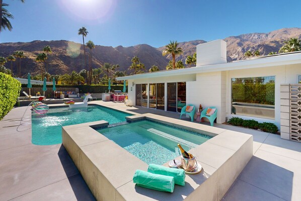 A heated pool - Mid-Century Alexander stunner with saltwater pool & spa - walk downtown (Palm Springs)