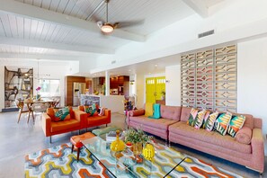 Smart TV, fireplace, books - Mid-Century Alexander stunner with saltwater pool & spa - walk downtown (Palm Springs)