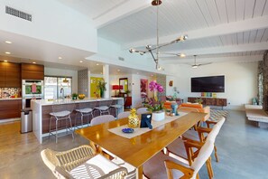 Dining - Mid-Century Alexander stunner with saltwater pool & spa - walk downtown (Palm Springs)