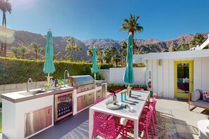 Outdoor dining - Mid-Century Alexander stunner with saltwater pool & spa - walk downtown (Palm Springs)