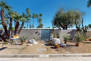 Property grounds - Mid-Century Alexander stunner with saltwater pool & spa - walk downtown (Palm Springs)