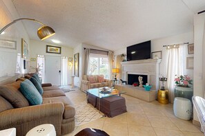 Smart TV, DVD player, books - Recently Updated Home w/ Private Patios: 15 Mins From Downtown Palm Springs (Desert Hot Springs)