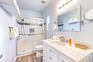 Douche, sèche-cheveux, serviettes fournies