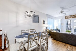 Dining - Dog-friendly mountain view condo with pool, hot tub, fitness room, & game room (Tucson)