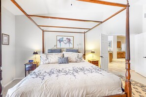 2 bedrooms, iron/ironing board, free WiFi, bed sheets - Dog-friendly home with private pool & spa, outdoor kitchen area (Cathedral City)