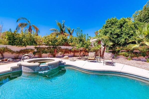 A heated pool - Dog-friendly home with private pool & spa, outdoor kitchen area (Cathedral City)
