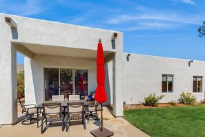 Outdoor dining - Desert home with enclosed yard, patio and lawn area - dog friendly (Tucson)