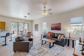 Smart TV - Desert home with enclosed yard, patio and lawn area - dog friendly (Tucson)