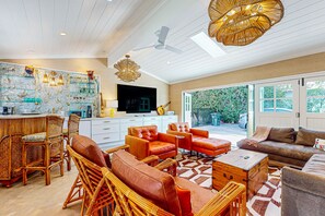 Smart TV, books, stereo - New, Spanish Colonial Revival Estate Dog FriendlY with Pool, Pickleball (Palm Springs)