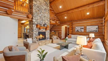 Een televisie, een open haard en een kantoor