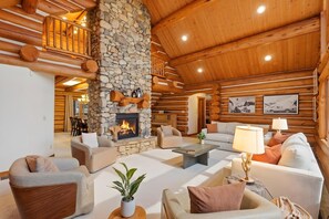 Televisión, chimenea y oficina 