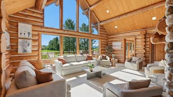 Een televisie, een open haard en een kantoor