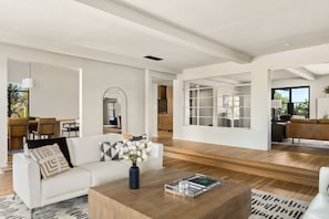 Smart TV, books - Mountain-view house with private pool, chef's kitchen, & AC - snowbird-friendly (Tucson)