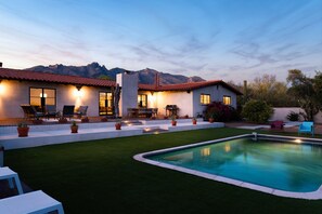 A house with a swimming pool, outdoor furniture, and a mountain backdrop. - Mountain-view house with private pool, chef (Tucson)