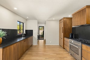 Fridge, microwave, oven, stovetop - Mountain-view house with private pool, chef's kitchen, & AC - snowbird-friendly (Tucson)