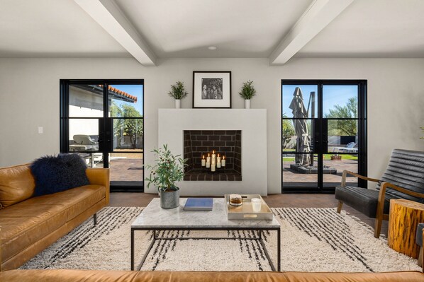 Smart TV, books - Mountain-view house with private pool, chef's kitchen, & AC - snowbird-friendly (Tucson)