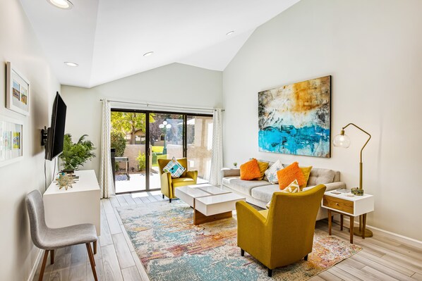 Smart TV, DVD player, video library - Beautifully updated mid-century condo with shared pool/spa & mountain views (Palm Springs)
