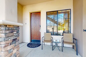 Terrace/patio - Clean and welcoming king-suite w/ shared pool & hot tub (La Quinta)