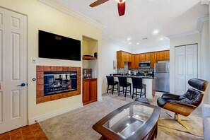 Fridge, microwave, oven, stovetop - Clean and welcoming king-suite w/ shared pool & hot tub (La Quinta)