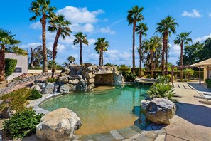 A heated pool - Luxurious Dog-Friendly home with an outdoor kitchen, private pool, spa, & casita (Bermuda Dunes)