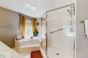 Shower, hair dryer, towels - Luxurious Dog-Friendly home with an outdoor kitchen, private pool, spa, & casita (Bermuda Dunes)