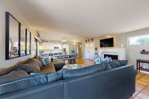 Smart TV, fireplace, DVD player, books - Lovely midcentury home with private pool and outdoor kitchen - dogs welcome (Bermuda Dunes)