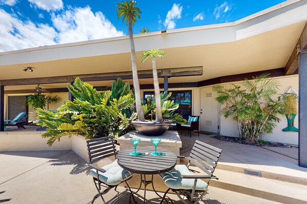 Outdoor dining - Lovely midcentury home with private pool and outdoor kitchen - dogs welcome (Bermuda Dunes)