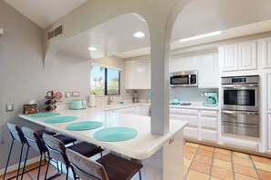 Fridge, microwave, oven, stovetop - Lovely midcentury home with private pool and outdoor kitchen - dogs welcome (Bermuda Dunes)