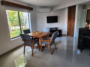 Dining - Ground Floor Apartment with lagoon view Hotel Zone (Cancún)