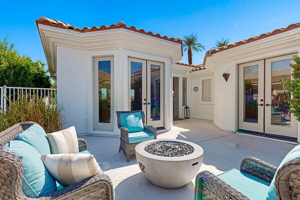 Terrace/patio - Waterfront, golf-view home w/ a private pool, pool spa, & outdoor dining area (La Quinta)